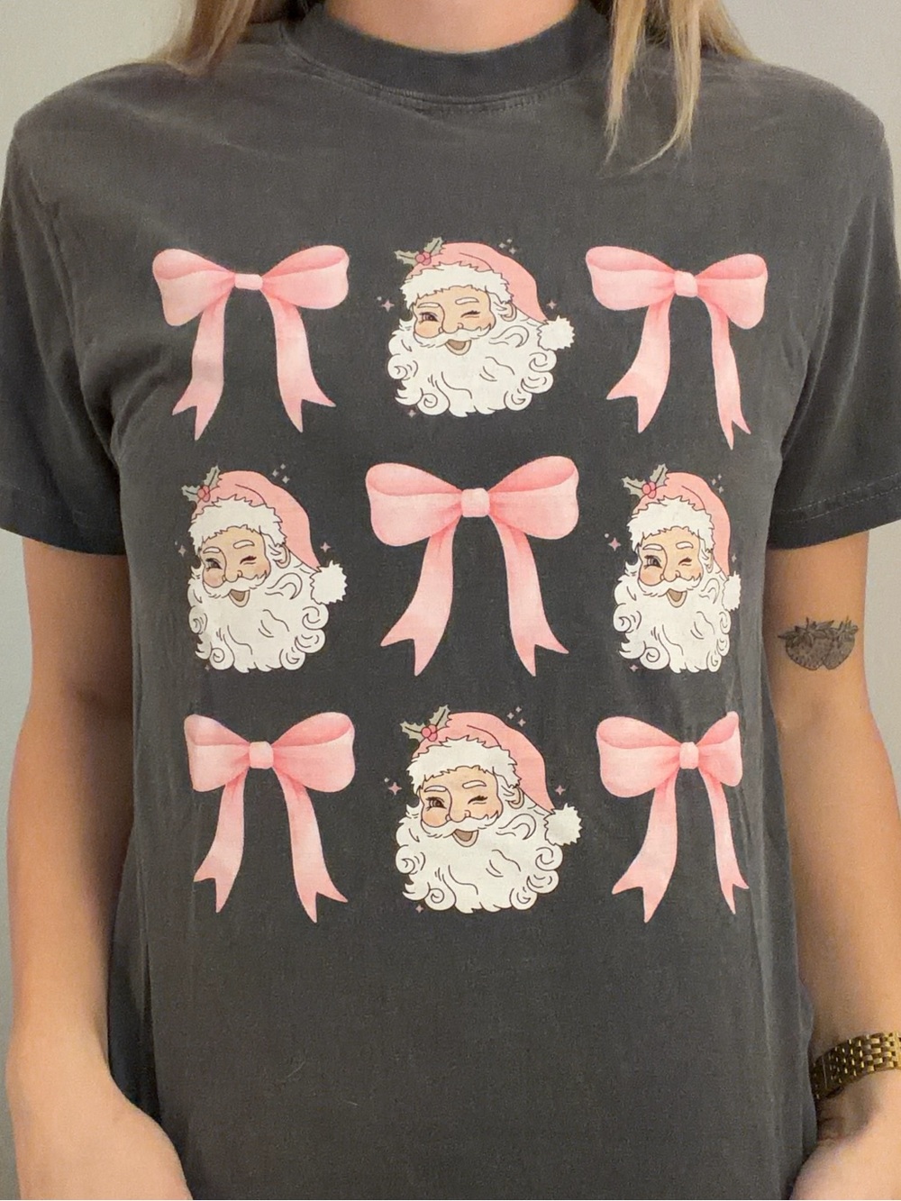🎅🏻LOWEST PRICE🎅🏻Comfort Colors Charcoal Tee with Santa and Pink Bows